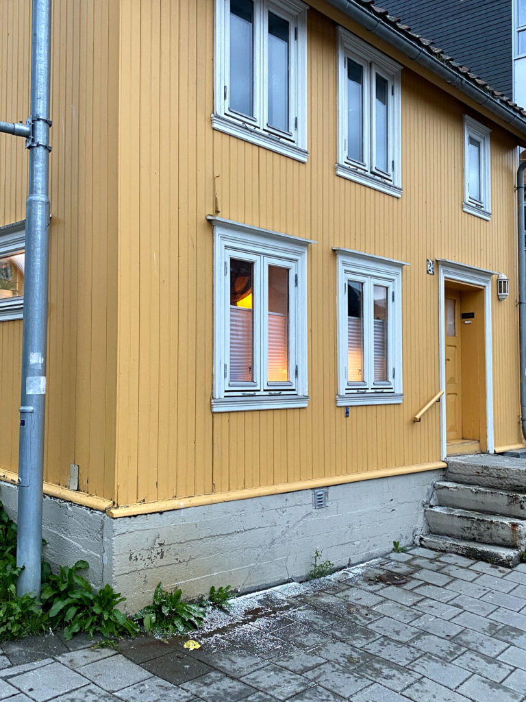 A tiny yellow house in the Skippergata © Knut Hansvold