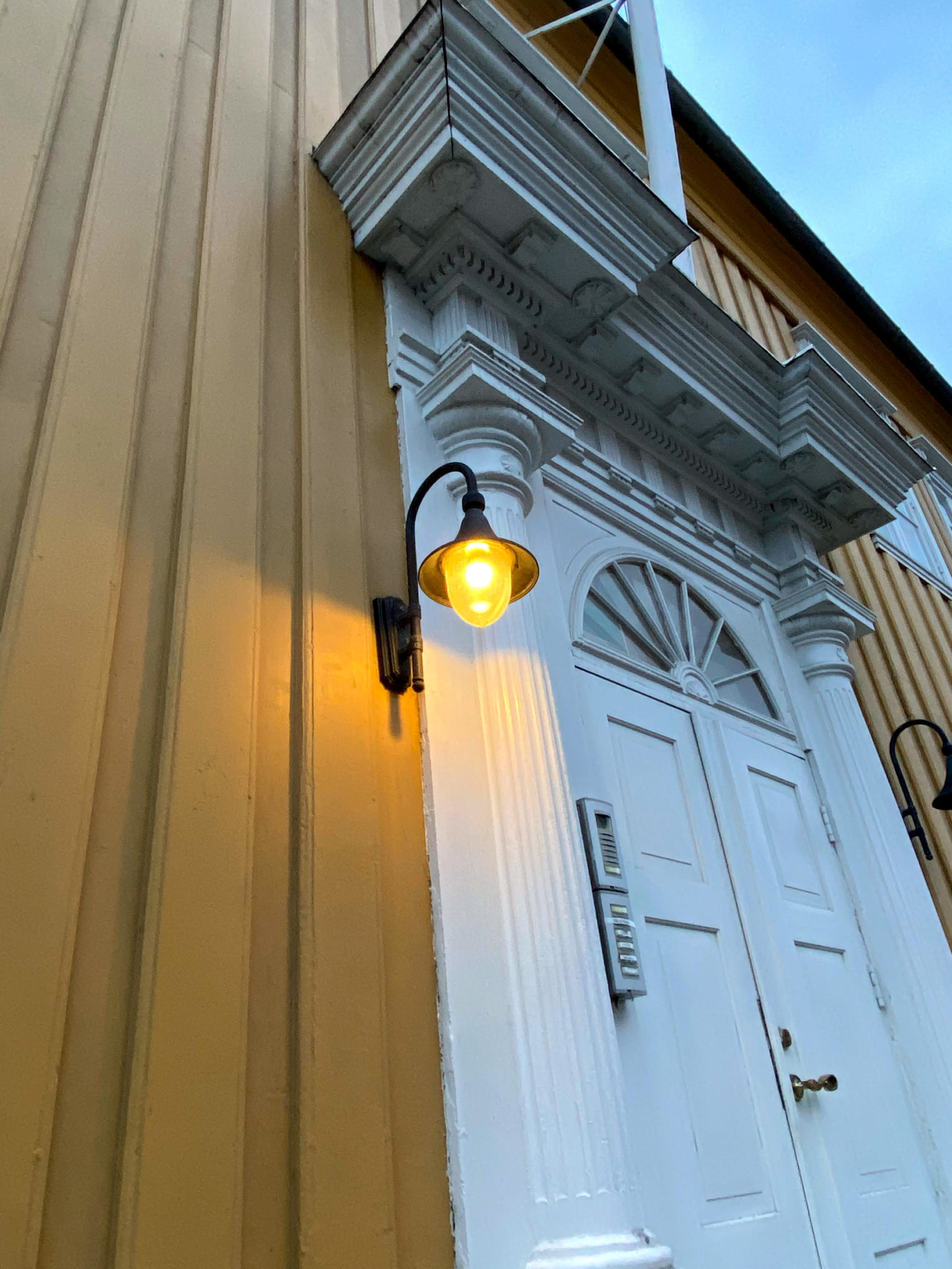 Magnificent empire style door, maybe the grandest in town, on Skippergata 19 © Knut Hansvold
