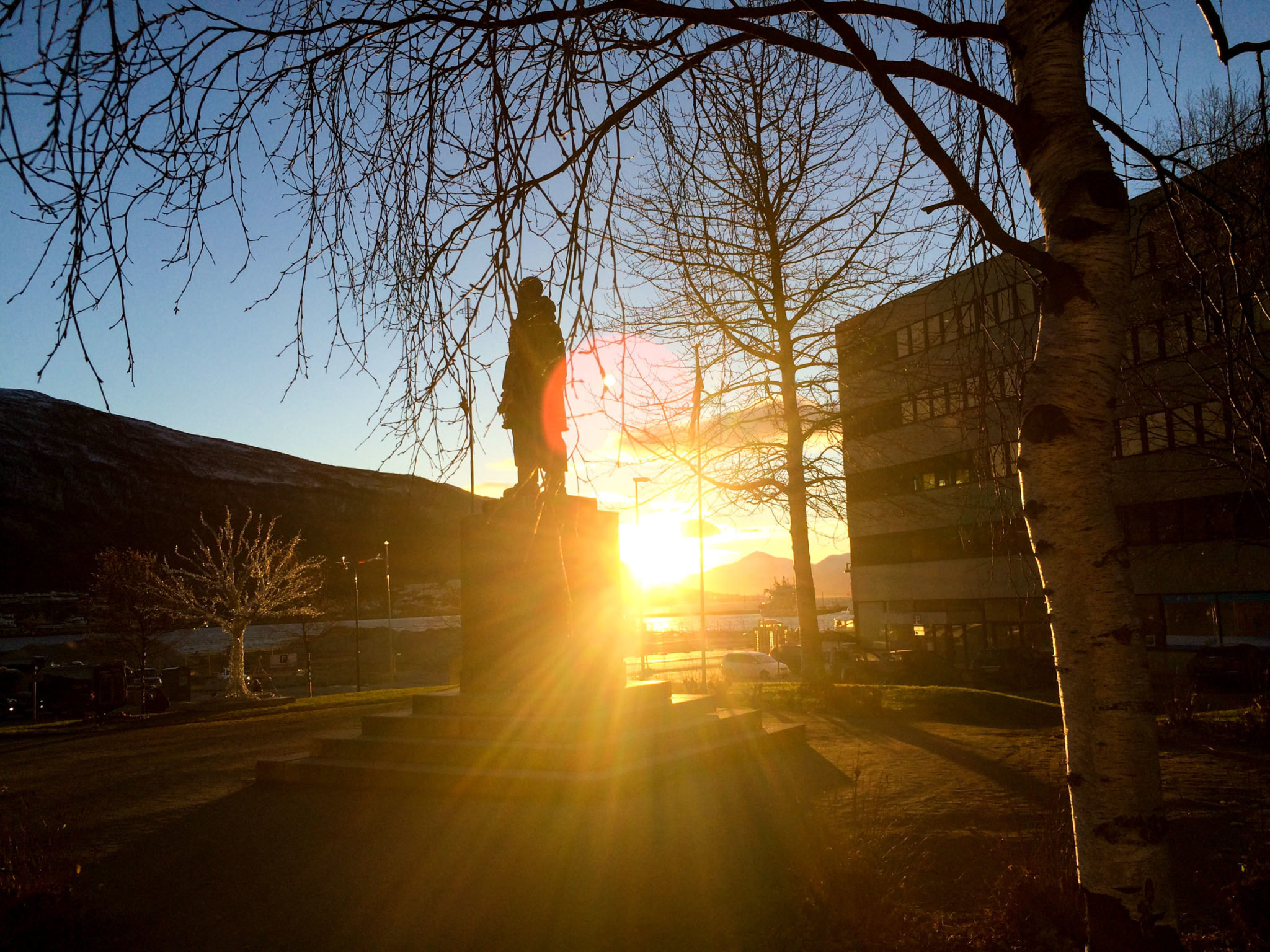 Roald Amundsen resting on his column in the middle of the day in November © Knut Hansvold