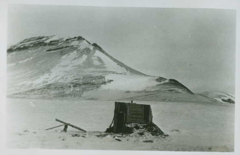 Fangstfolkene hadde nok et knallhardt og kanskje også eventyrlig liv. Dette bildet viser bistasjonen «Kløftehytta» fra Georg Bjønnes' overvintringer på Edgeøya i 1929-30, Fangstfolk hadde hovedstasjon(er) og bistasjon(er) fordelt i det aktuelle terrenget. 

Bildet tilhører © Svalbard museums fotosamling. Fotograf: Alfred Svendsen. Bildet er tatt ca 1930. 
