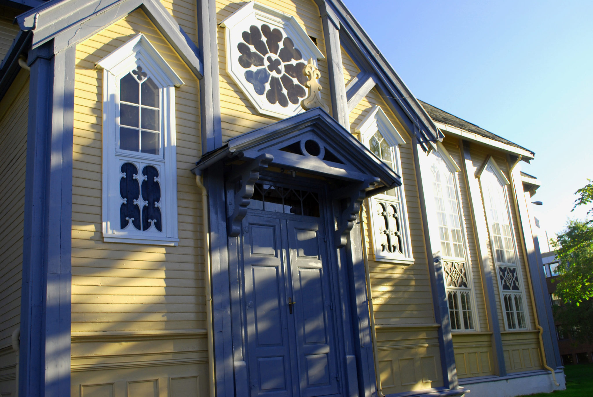 Sensommersol på sørveggen på Tromsø Domkirke © Knut Hansvold