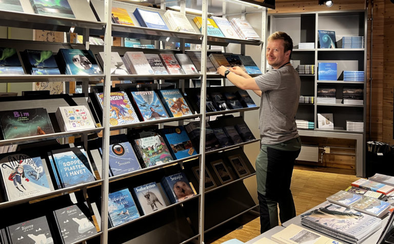 De polarinteresserte snuser rundt i butikken på Svalbard Museum, her finnes det meste som er skrevet © Hege Anita Eilertsen/Svalbard museum 