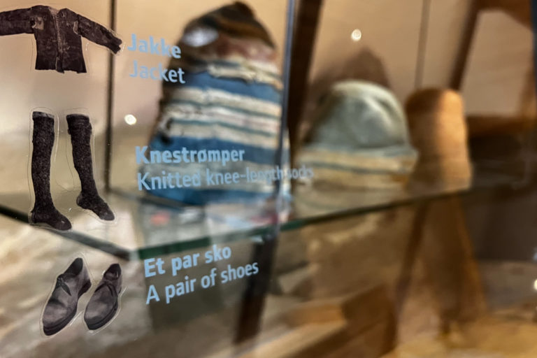 På Svalbard Museum lærer du å kle deg som en herremann  i Amsterdam anno 1630 eller deromkring © Hege Anita Eilertsen/Svalbard museum 