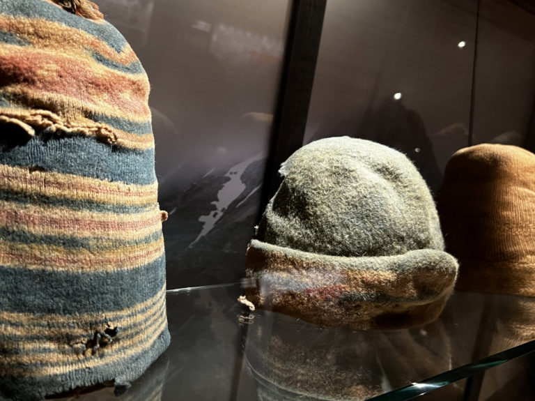 Nederlandske luer i ull fra 1600-tallet. På grunn av det tørre klimaet er de godt bevart © Hege Anita Eilertsen/Svalbard museum