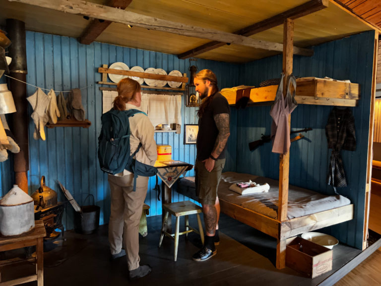 Inne i fangsthytta. Her fødte Hansine Hansen et barn © Hege Anita Eilertsen/Svalbard museum