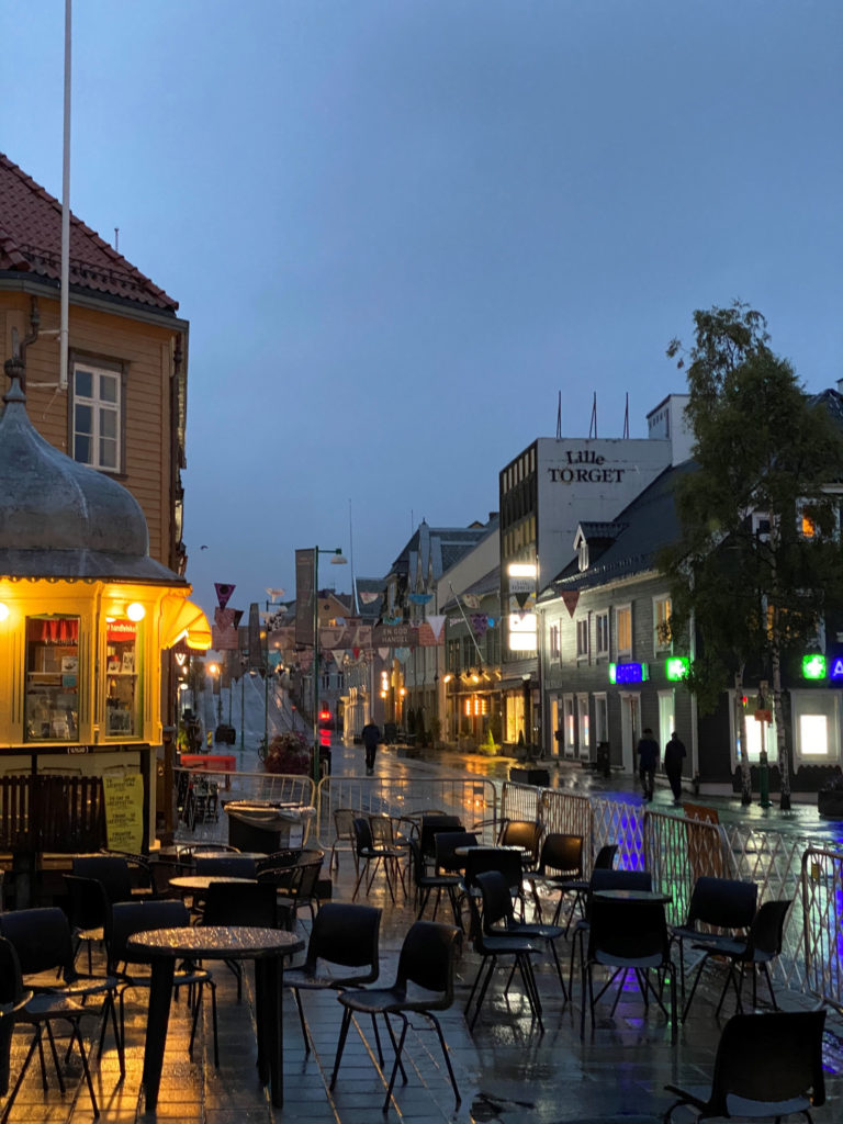The party's over. In August, night is creeping it. Along with concerts and festivals. This is because the Tromsøites are back from holiday © Knut Hansvold