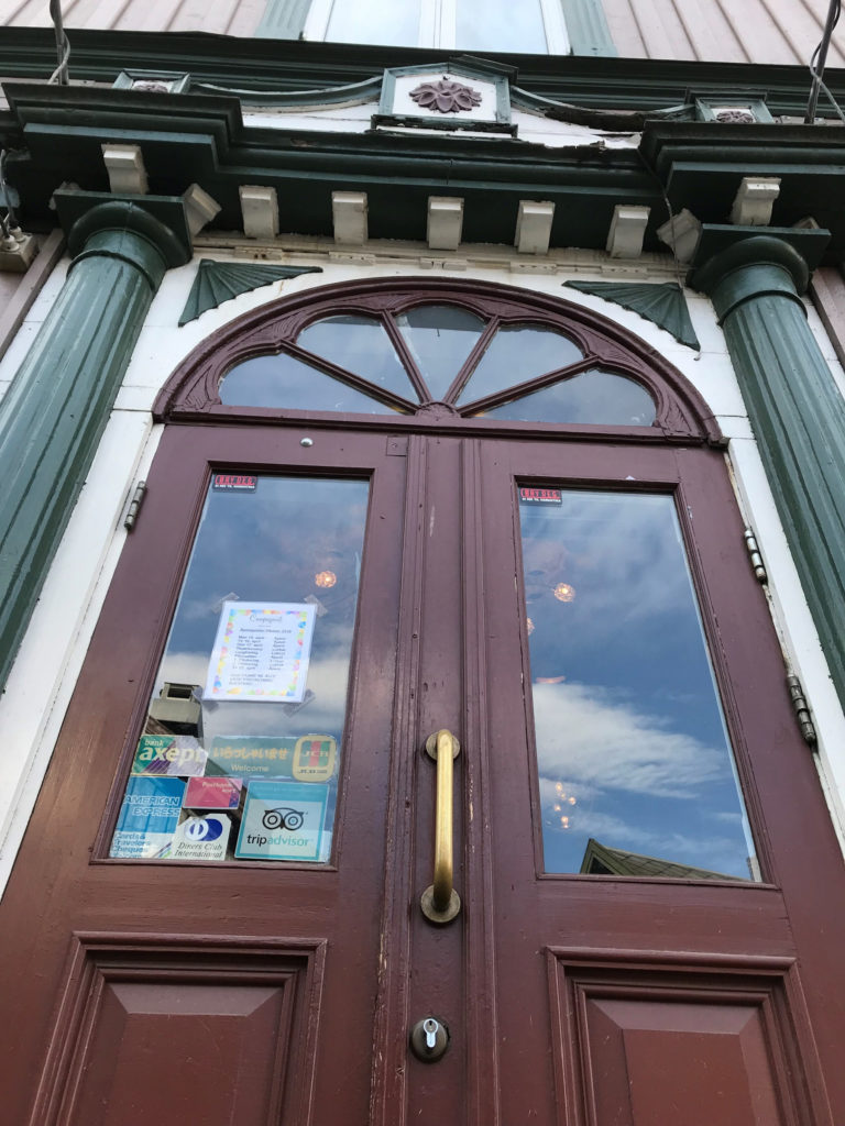 Empire style door in the Sjøgata street © Knut Hansvold