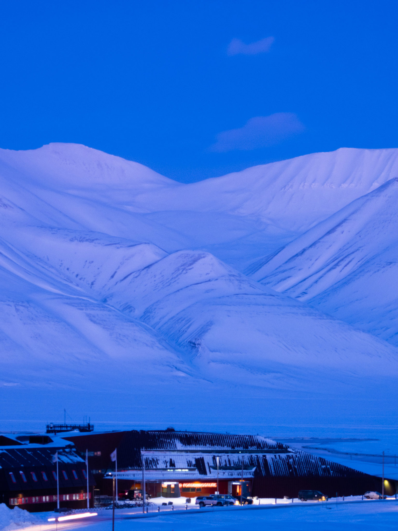 Museet ligger i Forskningsparken i nedre del av sentrum, sammen med Universitetssenteret på Svalbard (UNIS) og Norsk Polarinstitutt © Håkon Daae Brensholm