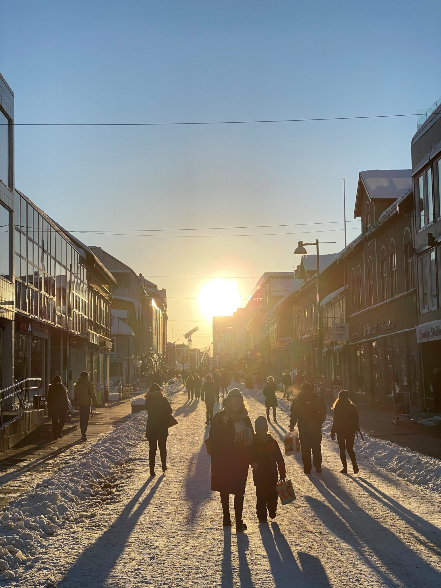 City strollers in the Main Street around February 1st © Knut Hansvold