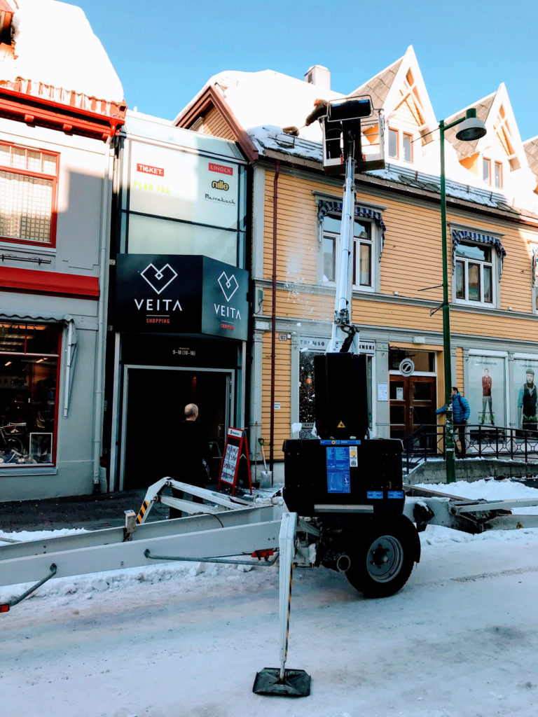 Snow sliding from the roof is a potential danger, which is taken seriously by shop keepers © Knut Hansvold