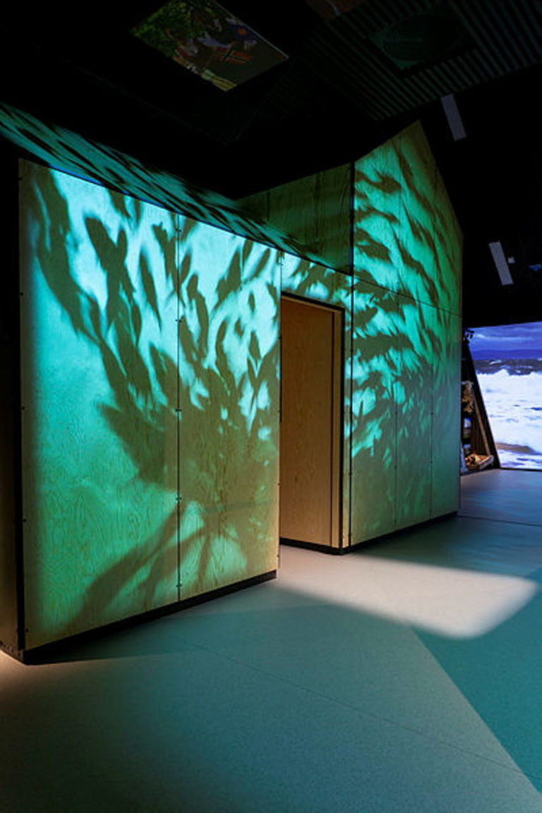 The door into the sauna - surrounded by swimming cod. The effects make it alive and fun © Vadsø museum - Ruija kvenmuseum