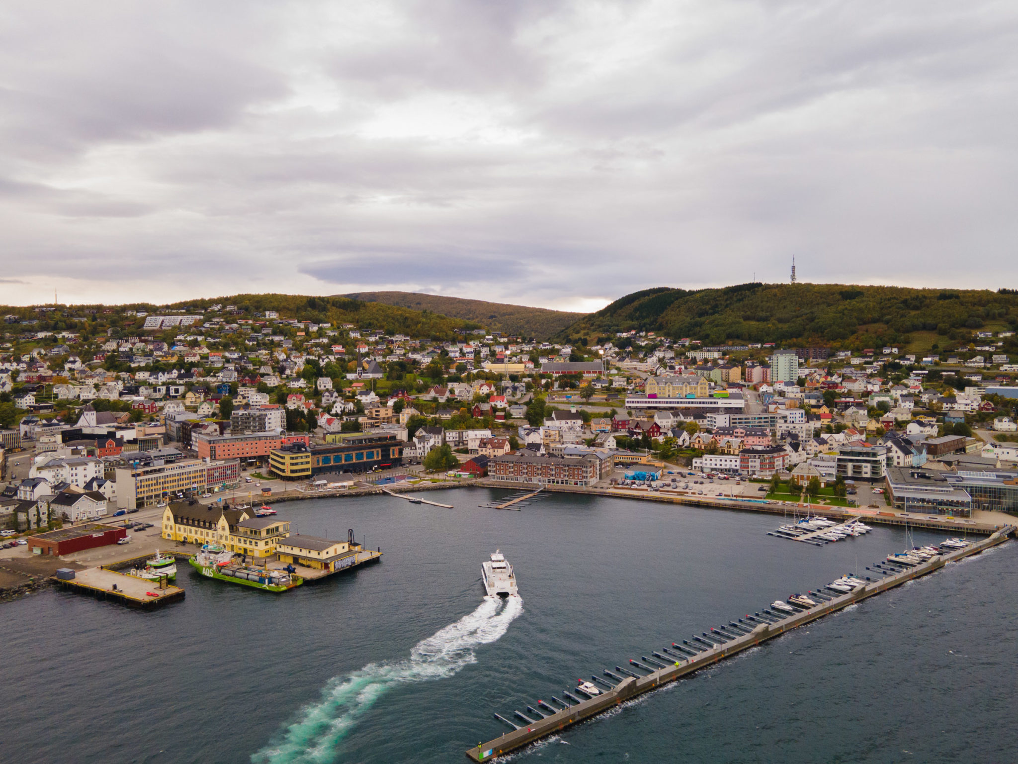 Harstads kompakte sentrum er omgitt av grønne åser og frodige jorder. Det merkes på smaken på byens spisesteder © Lars Åke Andersen