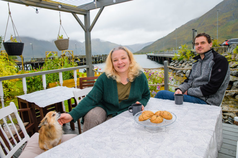 I hagen på Refsnes kan lokale delikatesser nytes. Det er mange dager med bedre vær enn dette i solrike Kvæfjord © Lars Åke Andersen