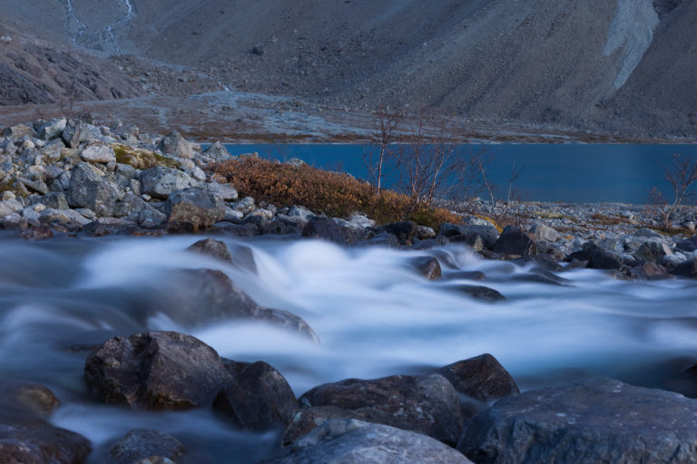 Rock, water and sparse vegetation © Magnus Askeland