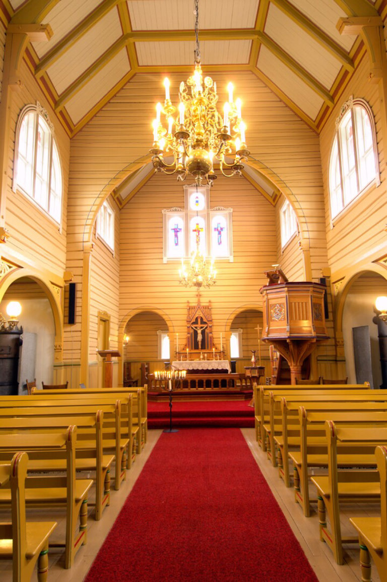 Interiør fra Neiden kirke © Bjarne Riesto riesto.no /www.nordnorge.com