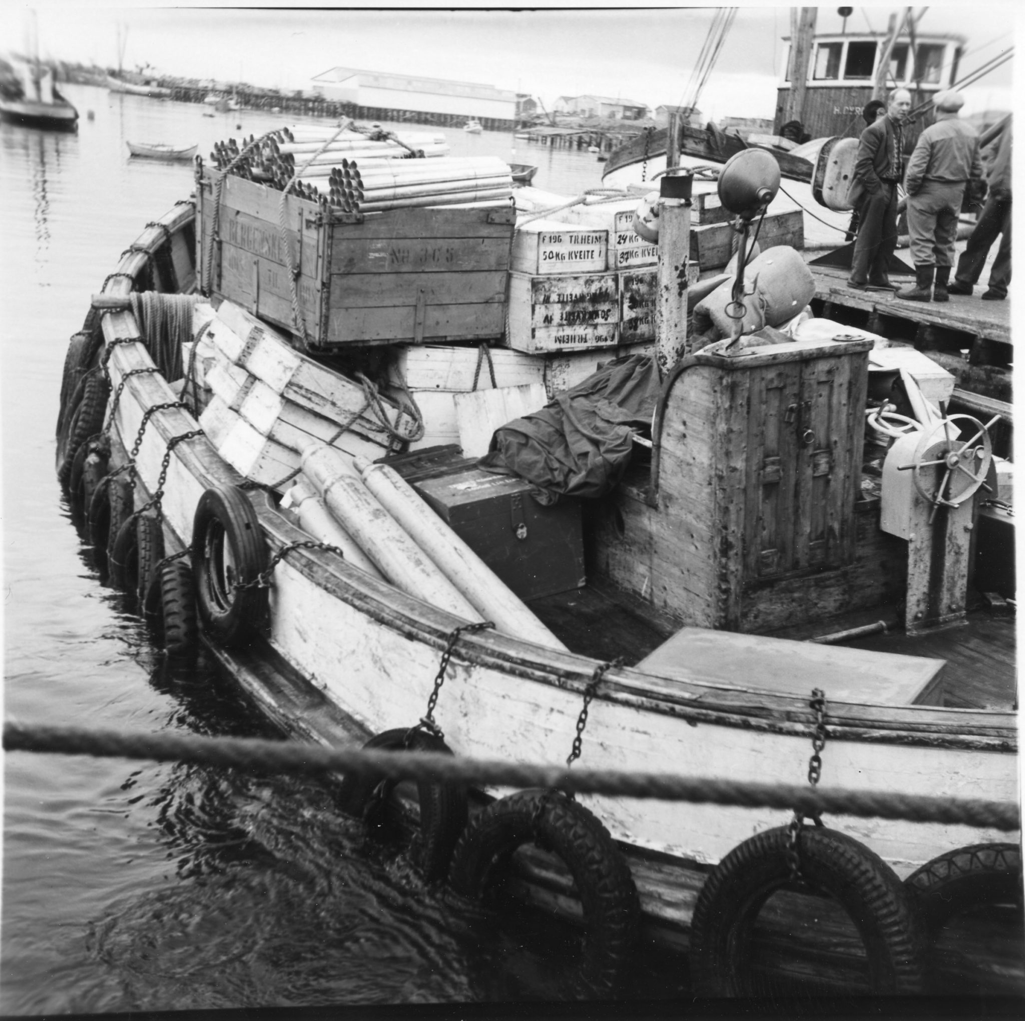 Pramma er fullastet med varer, fra den gang det ikke gikk vei til Berlevåg og hurtigruta og pramma var eneste transportmulighet © Havnemuseet i Berlevåg