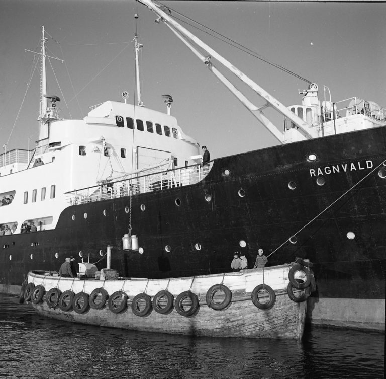 Anløp av hurtigruta Ragnvald Jarl en gang på sekstitallet © Havnemuseet i Berlevåg