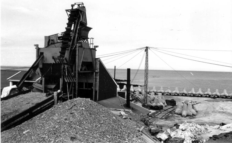 Stenknuseverk/sandsilo på Revnes. Tetrapoder, elektromotor, skinnegang, 1966 © Havnemuseet i Berlevåg