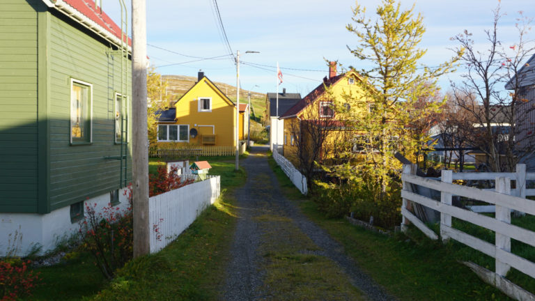 Lys og skygge i oktober i Bugøynes © Knut Hansvold