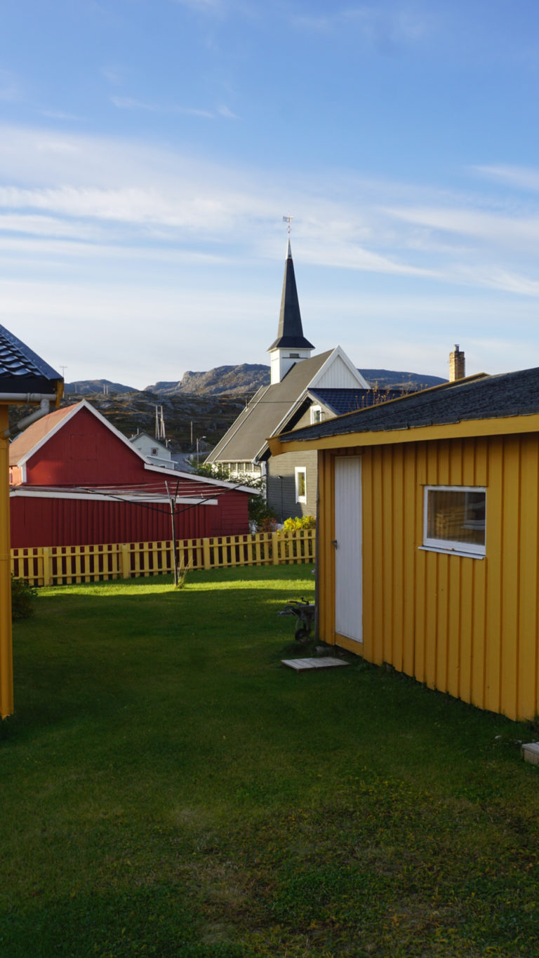 Blikk mellom husene ved kapellet © Knut Hansvold