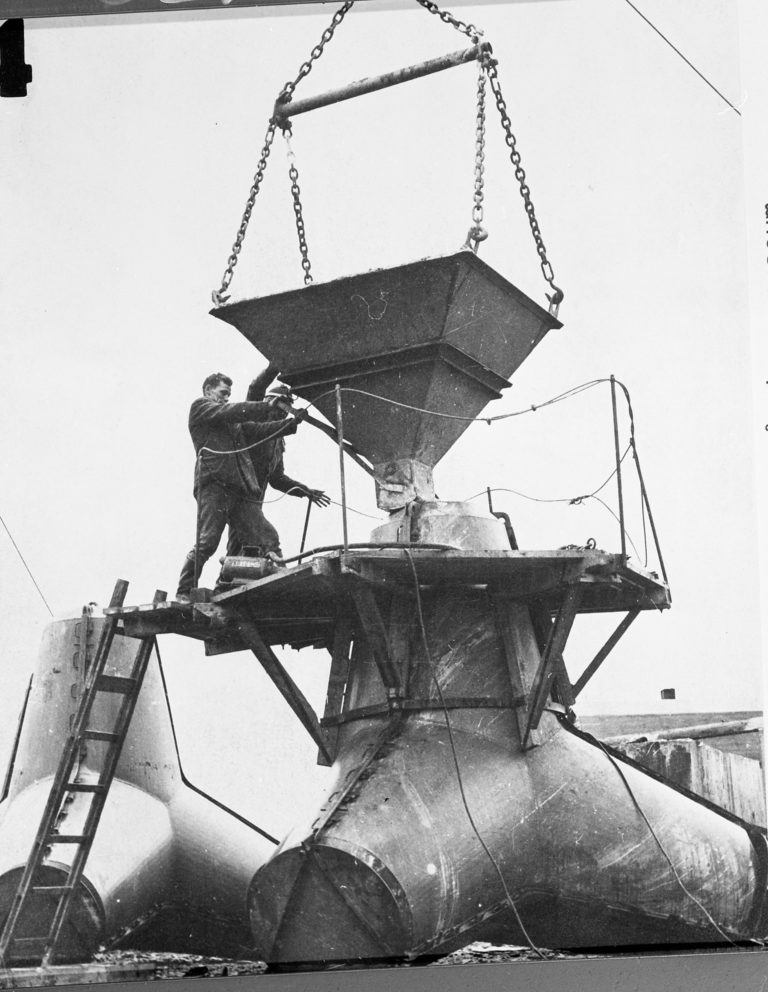 Tetrapodene støpes © Havnemuseet i Berlevåg