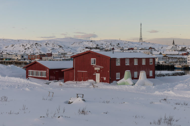 Havnemuseet, havna og kirken på andre sida av Berlevågen © Havnemuseet i Berlevåg