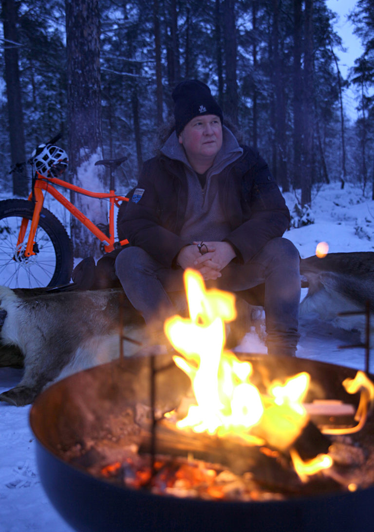 Leirbål i grålysningen @ Bjørn-Owe Holmberg