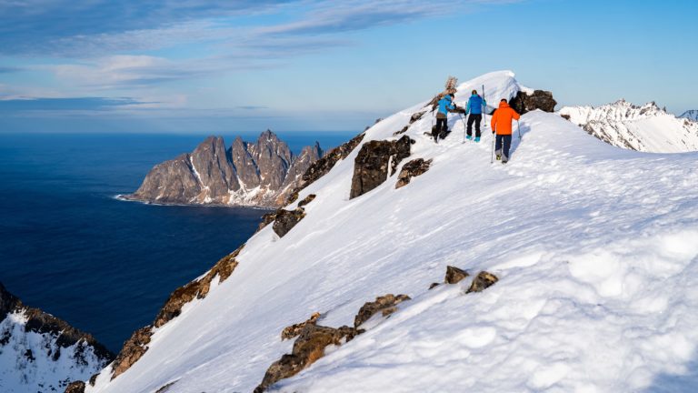 From sea to summit! Senja is full of great mountains for alpine ski touring. ©Nordnorge.com
