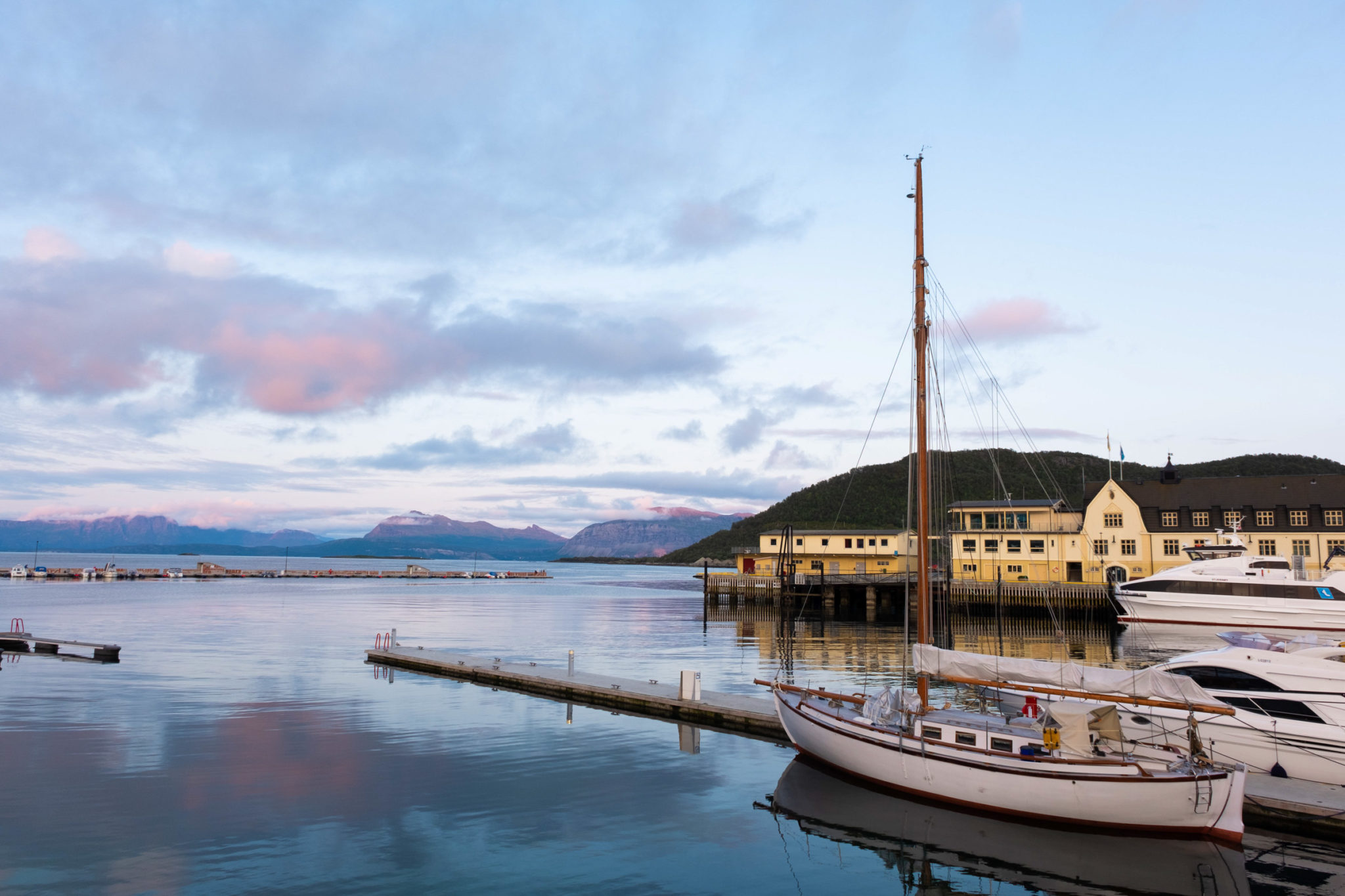 Havna i Harstad med utsikt mot Vågsfjorden © David Buettner 