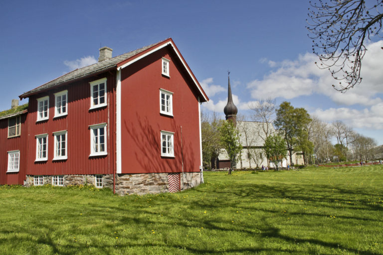 Alstahaug prestegård og kirke. Foto: Tore Schøning Olsen / nordnorge.dev09.dekodes.no
