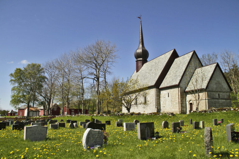 Alstahaug kirke. Foto: Tore Schøning Olsen / nordnorge.dev09.dekodes.no