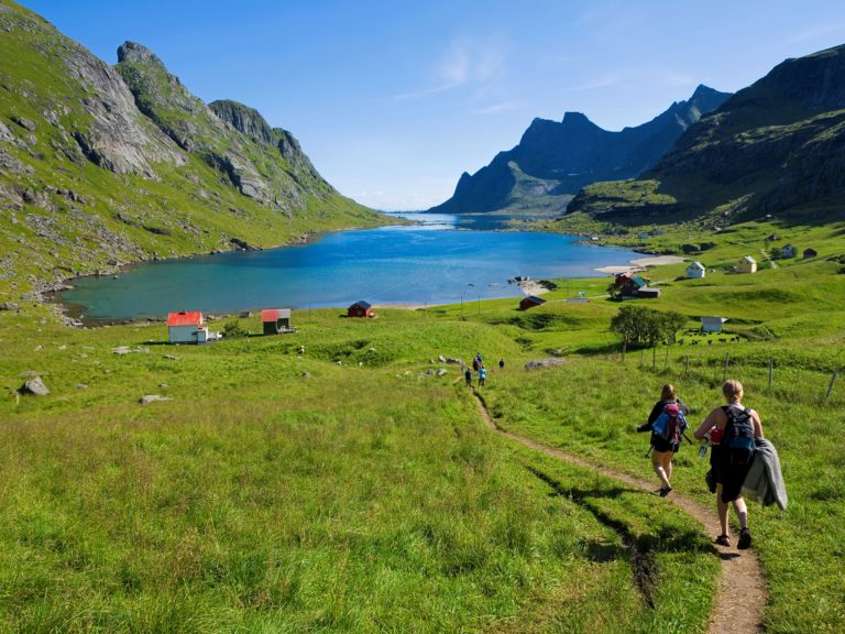 Hikers in Bunesfjorden at Reine, Moskenes. Photo: Bård Løken / nordnorge.dev09.dekodes.no