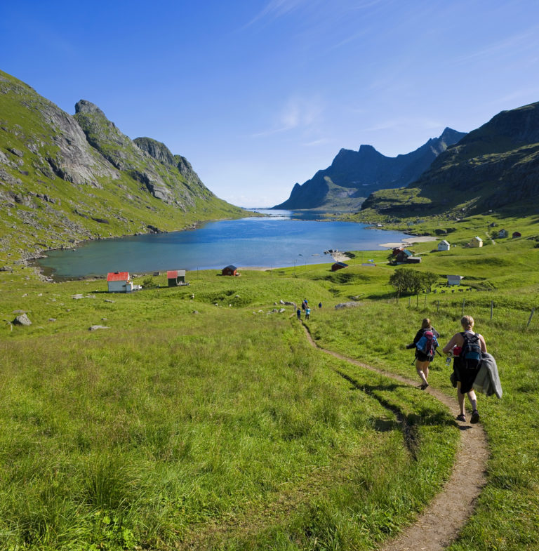 Vandrere i Bunesfjorden innenfor Reine, Moskenes Foto: Bård Løken / nordnorge.dev09.dekodes.no