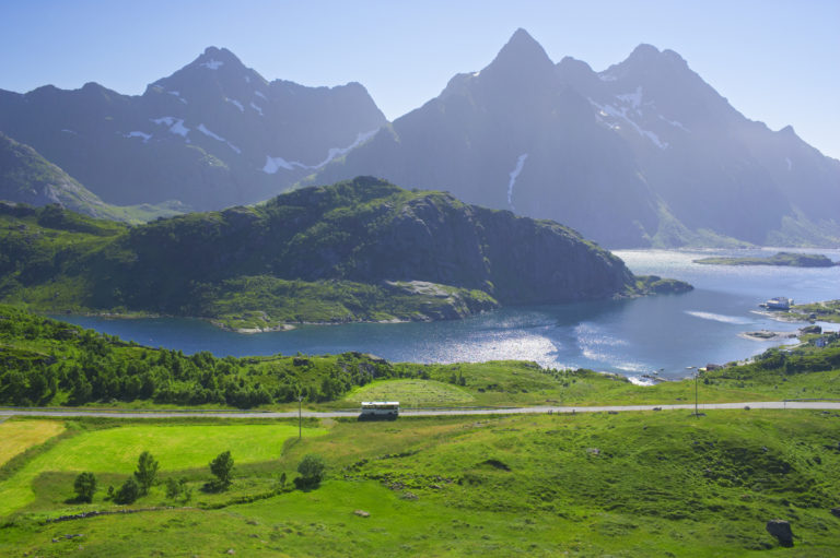 Buss på vei i Lofoten. Foto: Bård Løken / nordnorge.dev09.dekodes.no