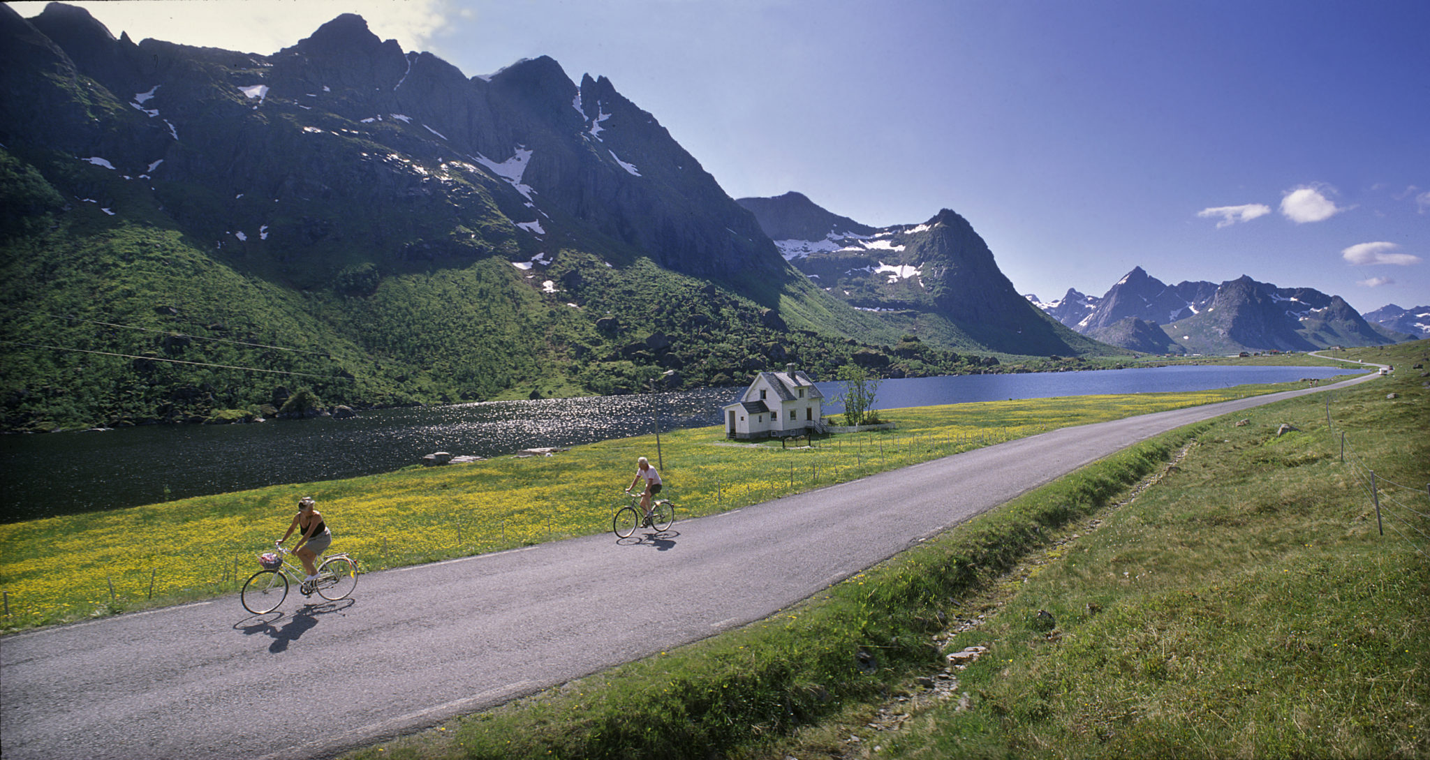 På sykkel i Lofoten. Foto: Ernst Furuhatt / norrdnorge.com