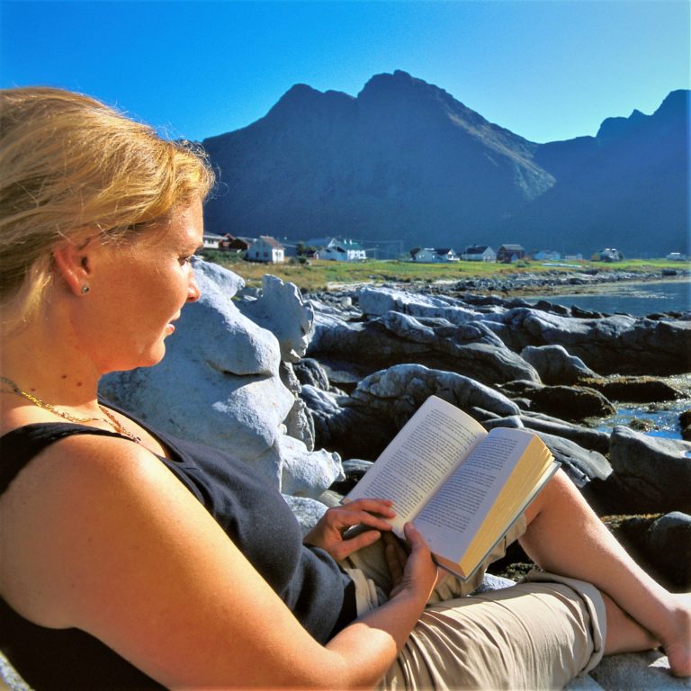 Relaxing with a book in Lofoten. Foto: Terje Rakke / nordnorge.dev09.dekodes.no