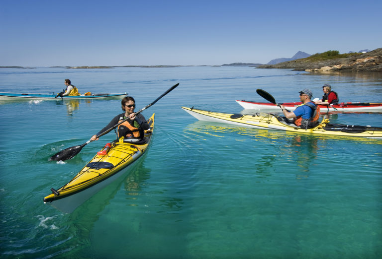 Sea kayakers getting ready From Kjerringøy. Foto: Ernst Furuhatt / nordnorge.dev09.dekodes.no