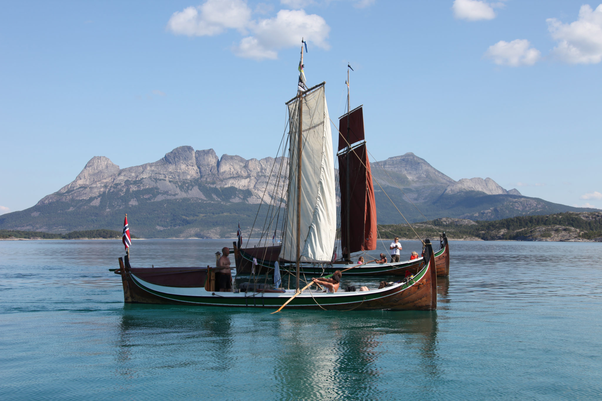 Nordlandsbåter seiler og ror inn mot Hamarøy. Foto: Roger Johansen / nordnorge.dev09.dekodes.no