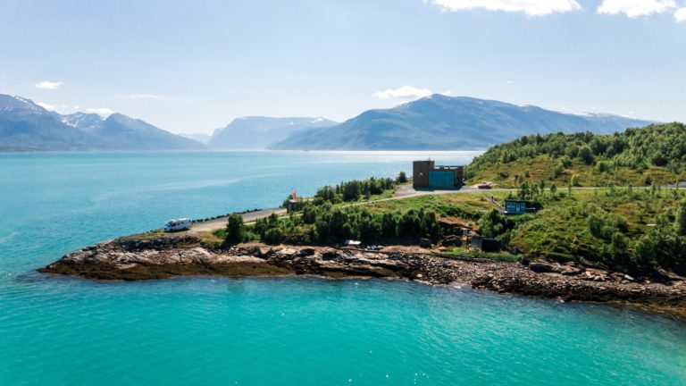 Aurora Spirit at the Lyngen Fjord is the world's northernmost whisky destillery © House of Light / VIsit Lyngenfjord