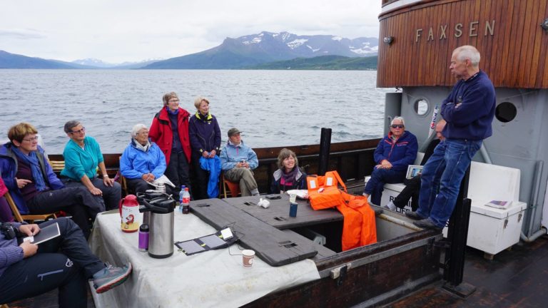 Historiefortelling av mannskapet fra Kystlaget Salta ombord på M/K Faxen. Foto: Bernt Aanonsen / Pilegrim i Nord
