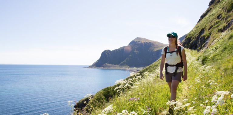 Hiking at Værøy, Lofoten. Photo: Kristin Folsland Olsen / nordnorge.dev09.dekodes.no