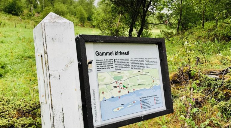 Den gamle kirkestien fram til Gildeskål kirkested. Infotavle: Fotefar mot Nord