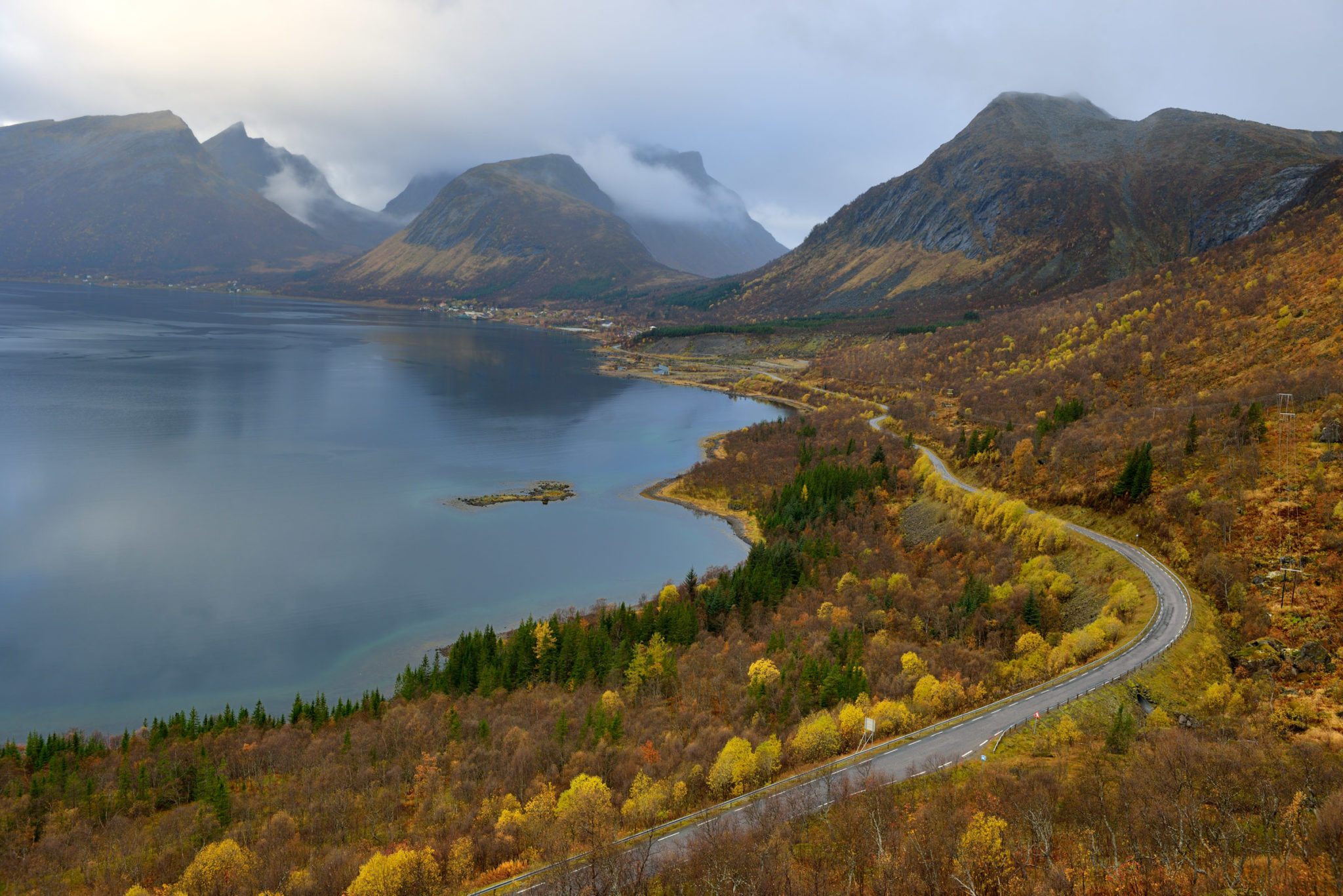 The Bergsfjord in autumn, with fog around the peaks © Jarle Wæhler/Statens vegvesen