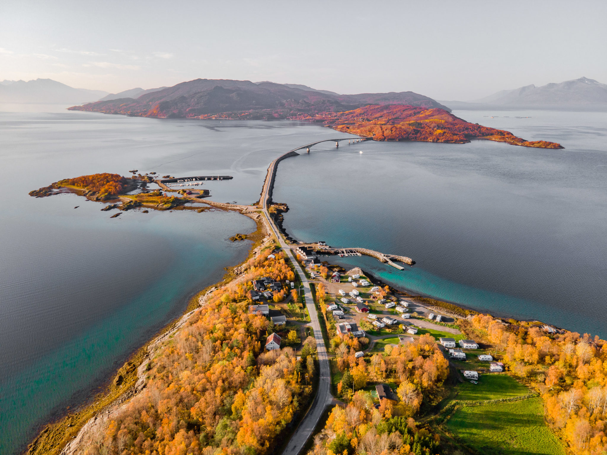 The bridge to Dyrøy Island in the autumn light © Camp Solbergfjord