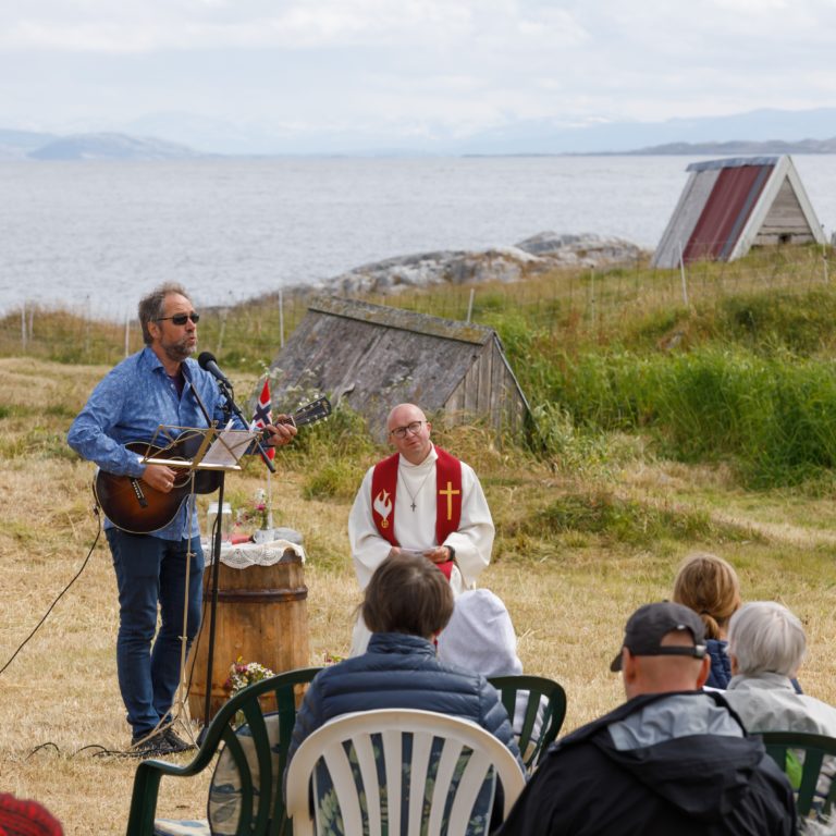 "Det skal bo fugl i ehusan" Visesanger og komponist Ola Bremnes under gudstjeneste på Givær. Foto: Kathrine Sørgård