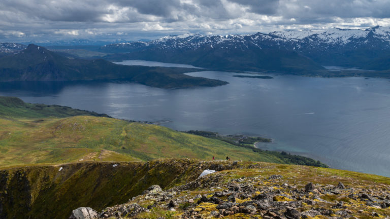 Utsikt sørover mot Bergsfjorden, fra stien opp mot Husfjellet, Skaland i Senja. 

© Trine Kanter Zerwekh / Statens vegvesen 