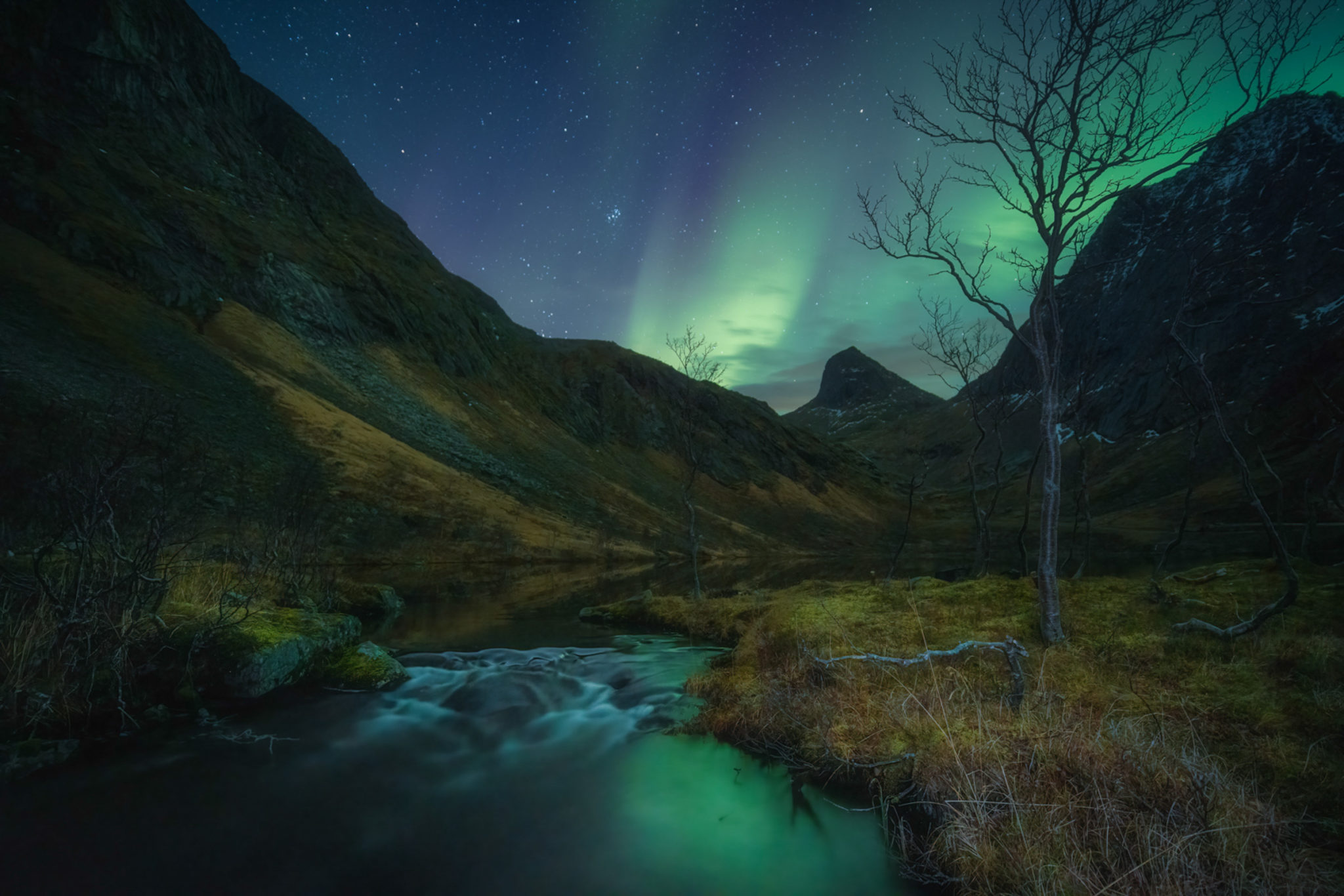 Lake Botnvatnet near Bergsfjord on Senja Island an autumn night © Truls Aasnes IG Truls from Norway