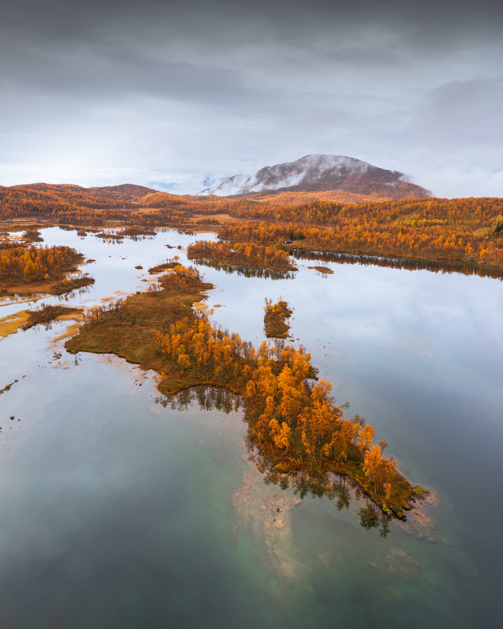 Autumn calm in Senja's inland © Kristoffer Vangen