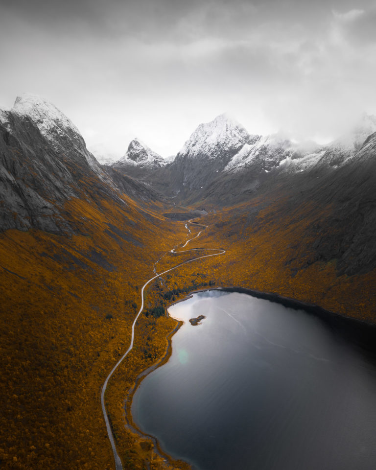 Herbst an einem Senjaer Fjord, mit Schnee auf den Gipfeln © Kristoffer Vangen