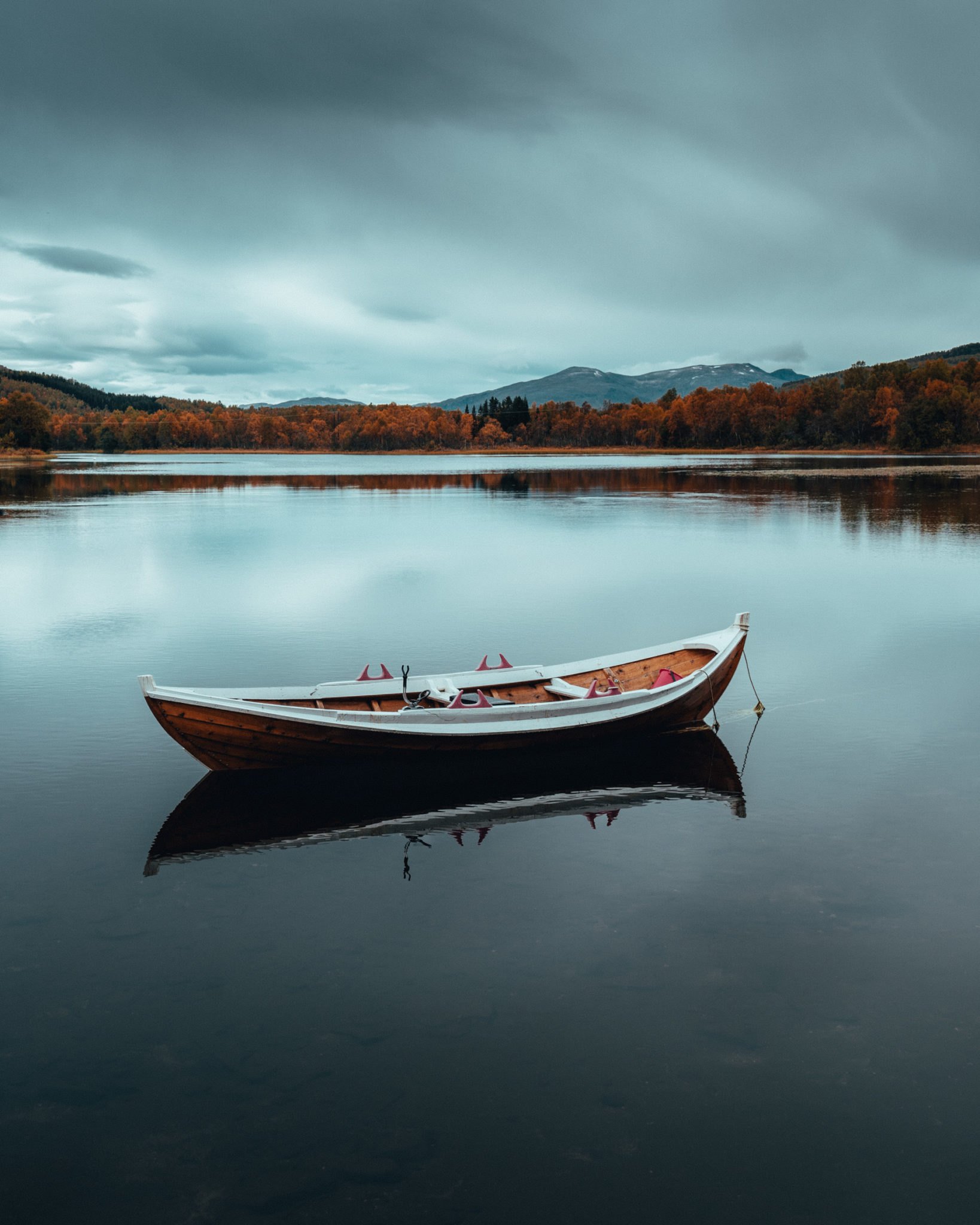 Calm lake in Senja © Steffen Fossbakk